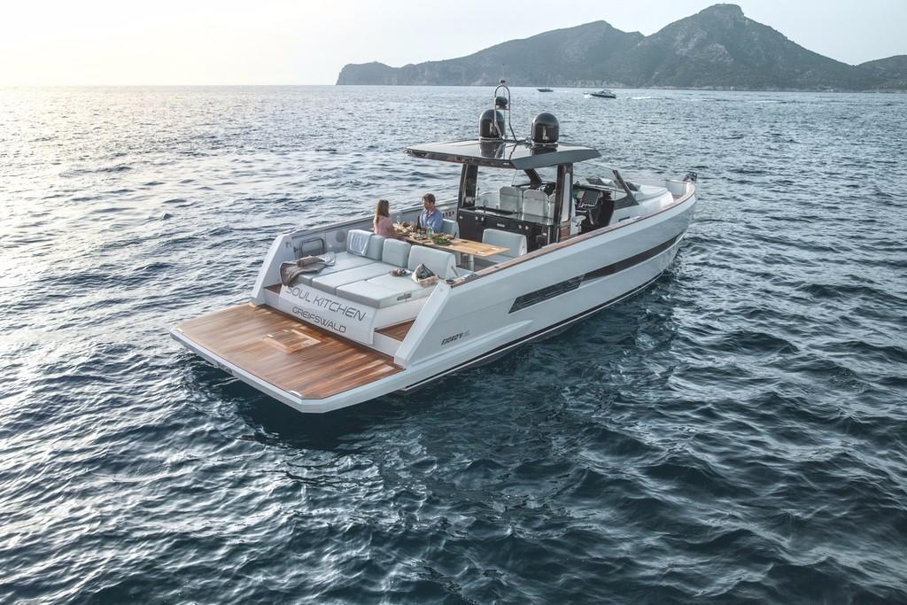 Motorni čoln srednjega razreda Fjord 44 Open