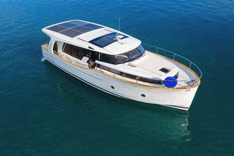 Motorni čoln srednjega razreda Greenline 40