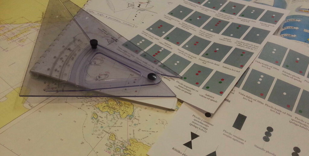 Reševanje nalog za izpit za voditelja čolna.