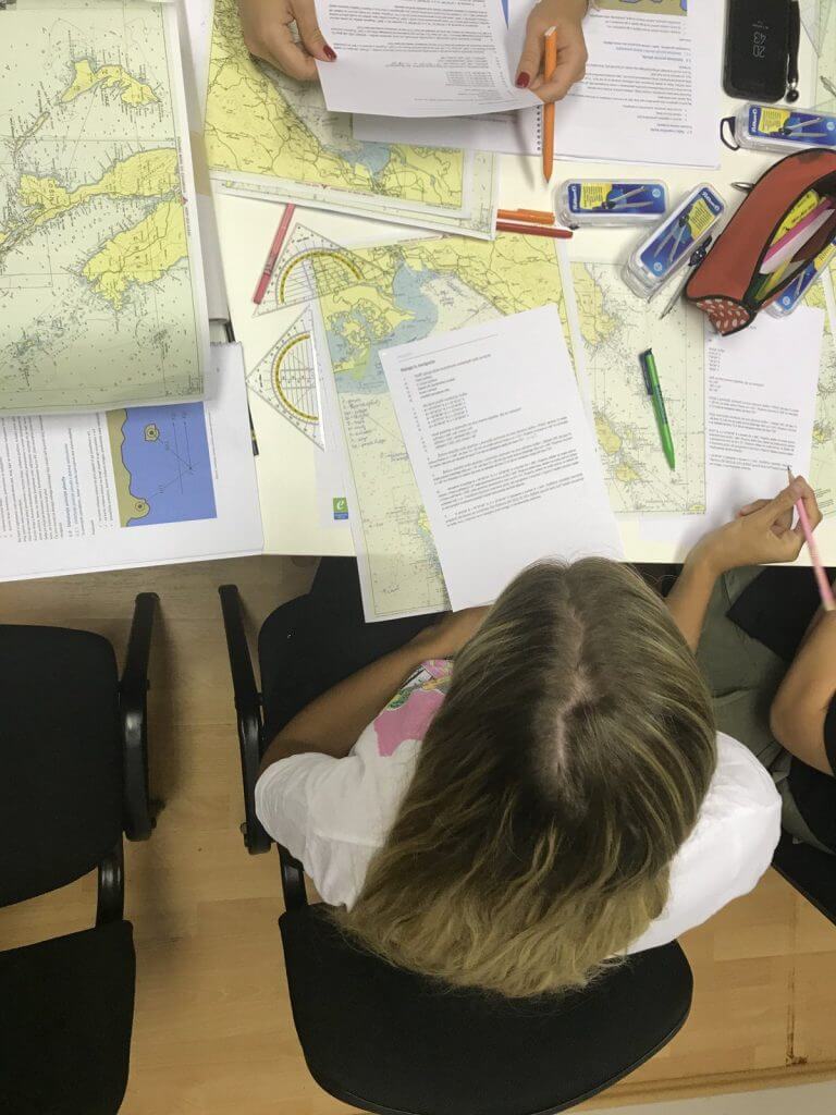 Predavatelj navtične šole NavtiQ