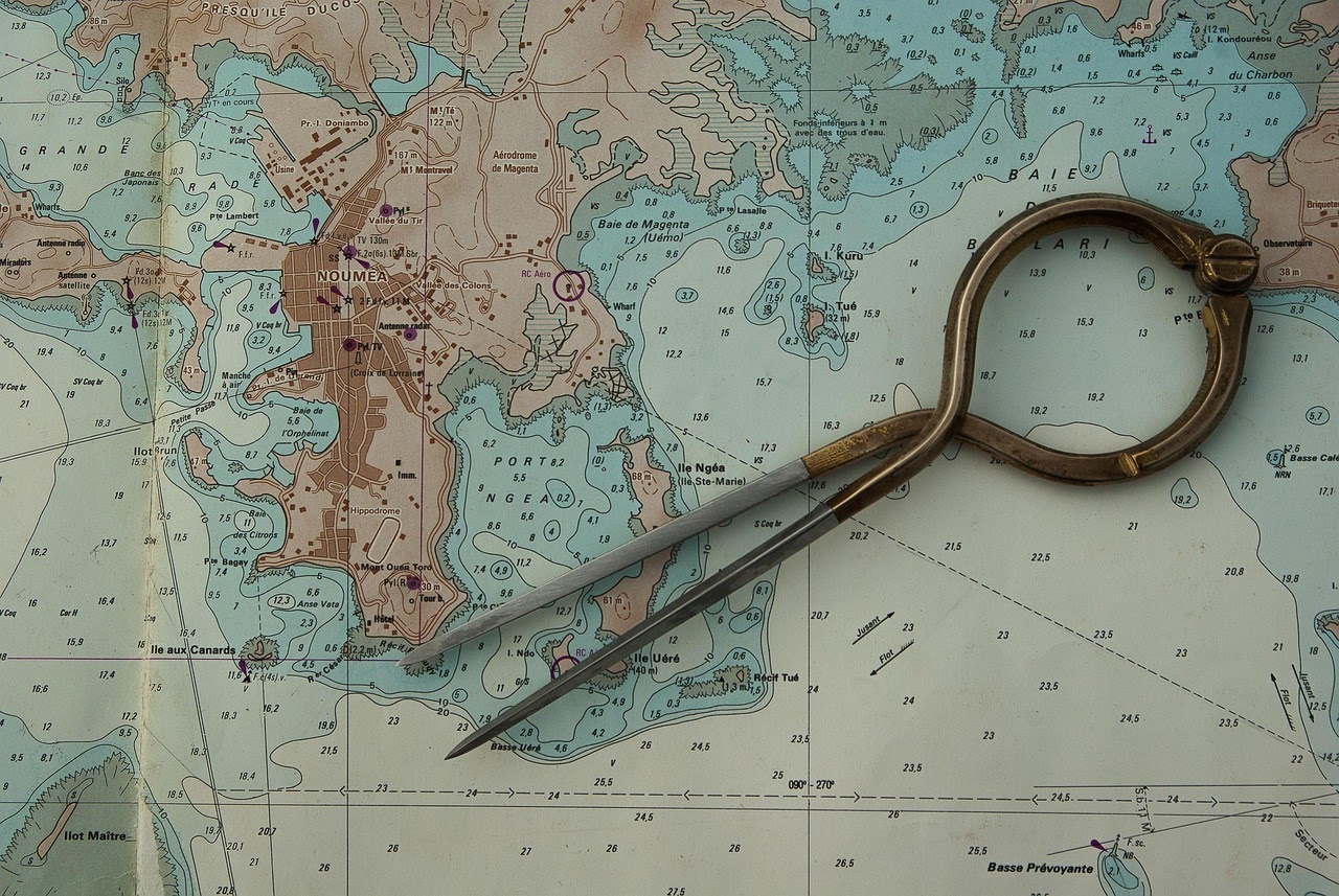 Navtična pomorska karta s kompasom in navigacijskimi orodji, priprava na izpit za voditelja čolna
