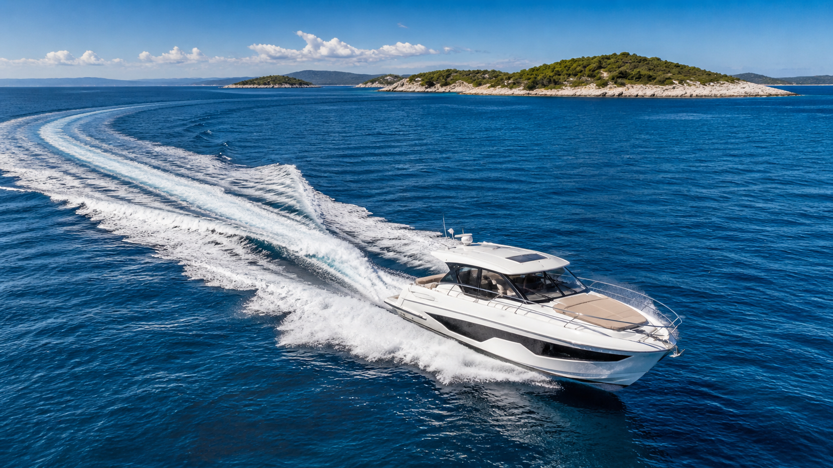 Beli luksuzni motorni cruiser z flybridge zasidran v zalivu, najboljši motorni čolni srednjega razreda za premium cruising po Jadranu