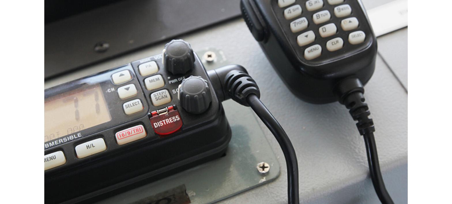 Vgrajena VHF GMDSS radijska postaja s pokrovčkom DISTRESS gumba na plovilu